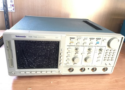 소리전자 - TEKTRONIX TDS744 4CH OSCILLOSCOPE